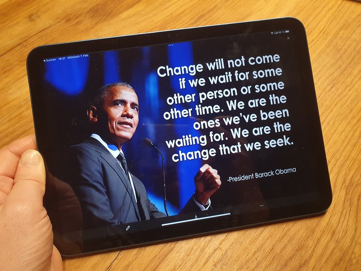 Eine Hand hält ein Tablet auf dem eine Aussage von Präsident Barack Obama zu sehen ist