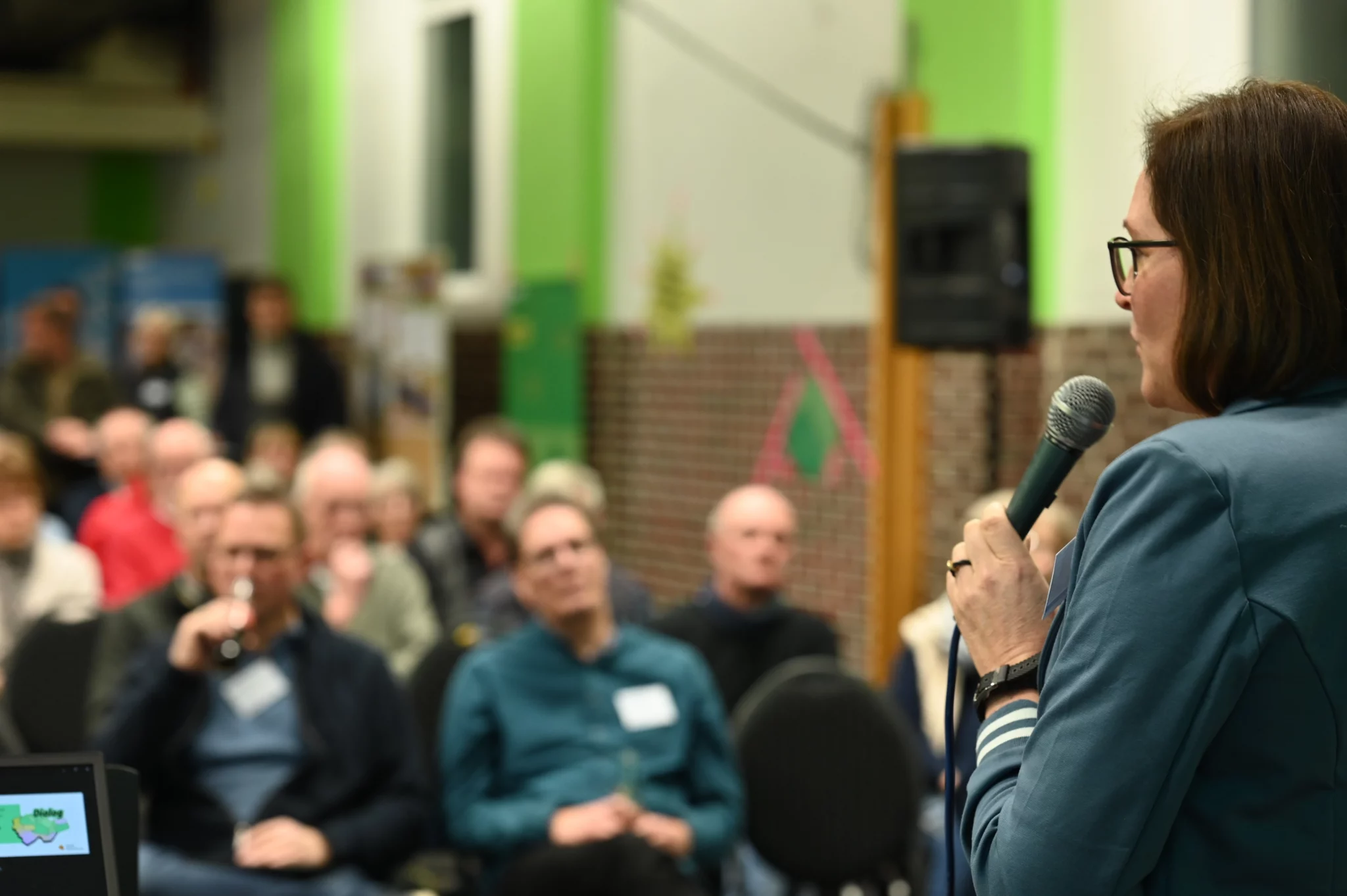 Melanie Peschel moderiert eine Bürgerdialog-Veranstaltung zur kommunalen Wärmeplanung in Oldenburg